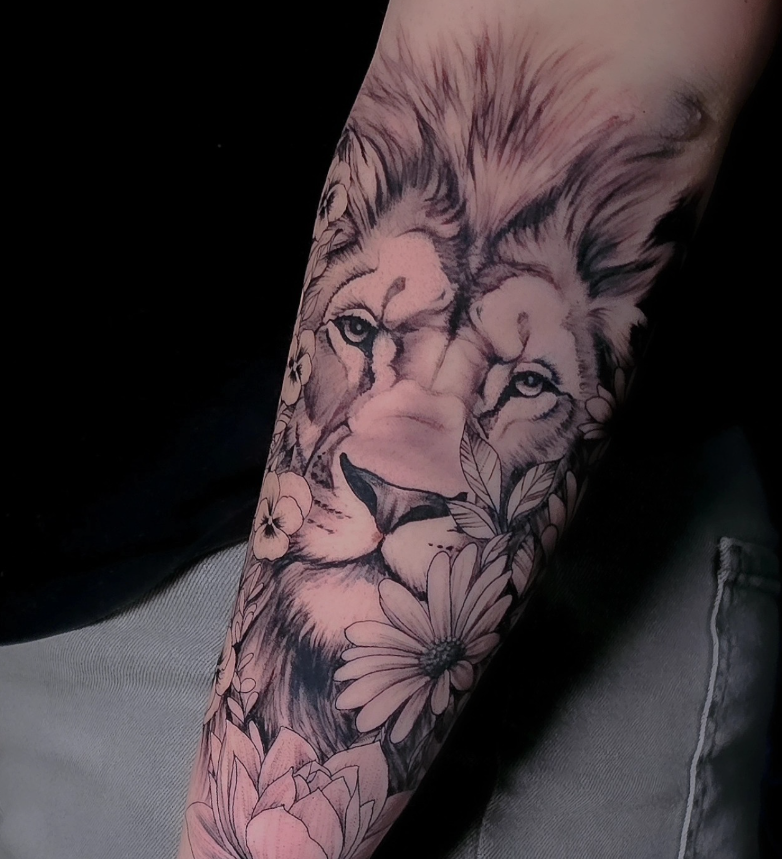 Tatouage lion et fleurs, pièce animalière sur mesure réalisée à Bayonne